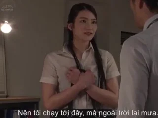 Trời đột ngột đổ mưa, tôi bị mắc kẹt tại công ty cùng với cô đồng nghiệp xinh đẹp